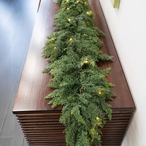 🏆Flash Sale⚡🌲6FT Pre-Lit Christmas Cedar Garland with LED Lights – Realistic Greenery for Indoor & Outdoor Holiday Decor🌿